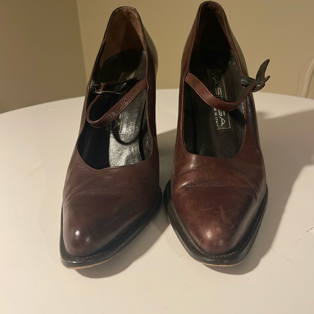 Brown leather pumps previously worn in excellent condition size 6 1/2